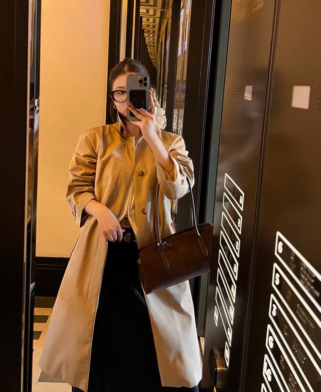 原版Lp 2025早秋新款时尚老钱风穿搭高级拼皮领工装口袋长风衣，撞色鹿皮绒翻领，经典H版型开衩设计时髦气质显高挑，优雅随性的高级感！上身气场超赞。完美做工品质