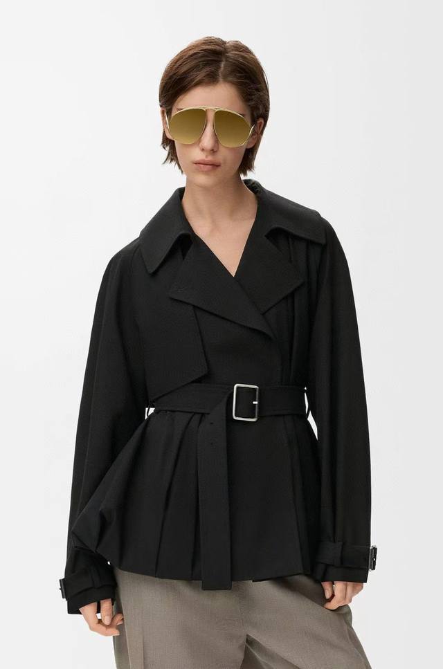 原版Low 2025早秋新款时尚翻领花苞款风衣外套，腰间五金系腰带，后背字母刺绣，立休剪裁设计，风衣纯棉面料，刺绣Logo点缀 ，Yb1:1定制五金，高端品质，