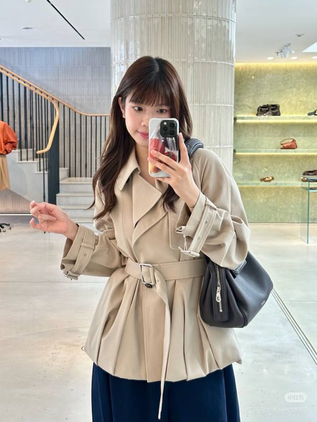 原版Low 2025早秋新款时尚翻领花苞款风衣外套，腰间五金系腰带，后背字母刺绣，立休剪裁设计，风衣纯棉面料，刺绣Logo点缀 ，Yb1:1定制五金，高端品质，