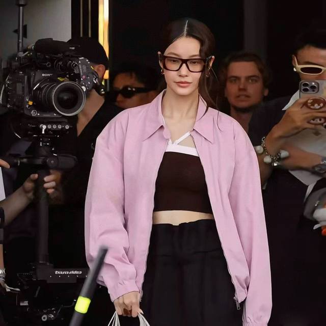 原版Pp.....2025秋冬新款时尚翻领休闲外套，定制进口纯棉材质 呈现挺阔有型 穿搭高级风格 字母刺绣点缀，丰富视觉效果 面辅料开发 连帽外套版型剪裁 穿搭