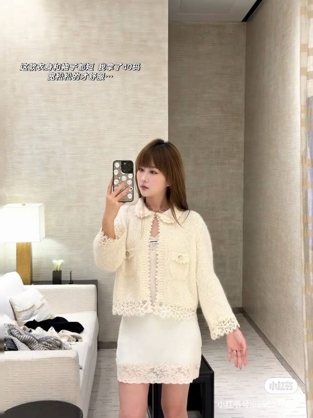 原版Cha....2025秋冬新款时尚绣花花边羊绒毛衣开衫，穿搭舒适 柔软细腻 翻领针织开衫版型 水钻双C扣连接开襟设计 领边延伸至前襟波浪花边下摆袖口绣花钩针