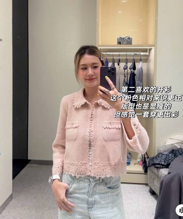 原版Cha....2025秋冬新款时尚绣花花边羊绒毛衣开衫，穿搭舒适 柔软细腻 翻领针织开衫版型 水钻双C扣连接开襟设计 领边延伸至前襟波浪花边下摆袖口绣花钩针