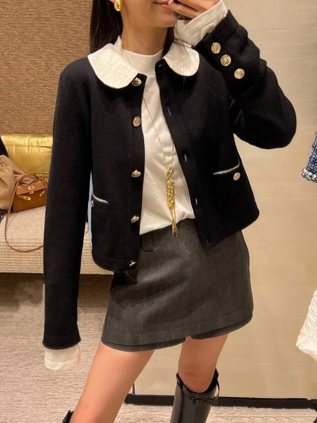 原版Cha.....2025秋冬新款时尚羊绒毛衣翻领开衫，细腻肌理柔软面料，撞色搭配，翻领开衫裁剪 开襟钮扣设计随意调节 ，精致纽扣搭配，增添时尚调性 百搭款式