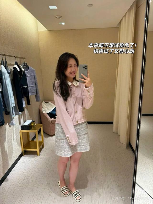 原版Cha.....2025秋冬新款时尚羊绒毛衣翻领开衫，细腻肌理柔软面料，撞色搭配，翻领开衫裁剪 开襟钮扣设计随意调节 ，精致纽扣搭配，增添时尚调性 百搭款式