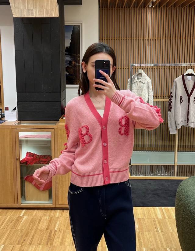 原版Barr......2025秋冬新款时尚山羊绒开衫，Barrie是首屈一指的，加上是巴黎团队设计的，品质与设计都极佳。立体麻花B图案设计，定制五金纽扣，品牌