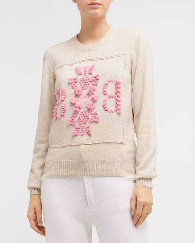 原版Barr......2025秋冬新款时尚山羊绒毛衣，Barrie是首屈一指的，加上是巴黎团队设计的，品质与设计都极佳。立体麻花B图案设计，品牌所有款式都主要