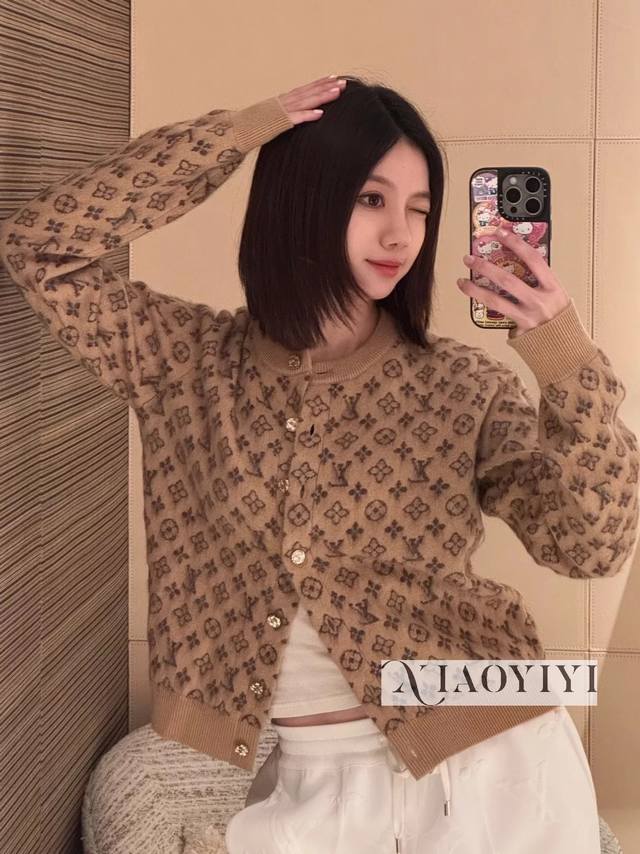 原版Ll......2025秋冬新款时尚圆领提花羊毛针织开衫，定制进口马海毛羊毛材质 贴肤舒适柔软 质感细腻 圆领长袖开衫 领口袖口白色收边与衣摆相呼应 单排开