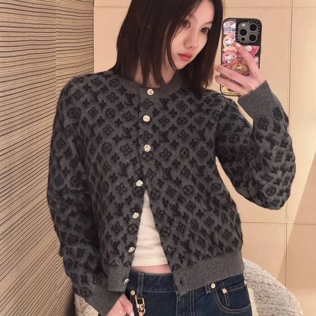 原版Ll......2025秋冬新款时尚圆领提花羊毛针织开衫，定制进口马海毛羊毛材质 贴肤舒适柔软 质感细腻 圆领长袖开衫 领口袖口白色收边与衣摆相呼应 单排开