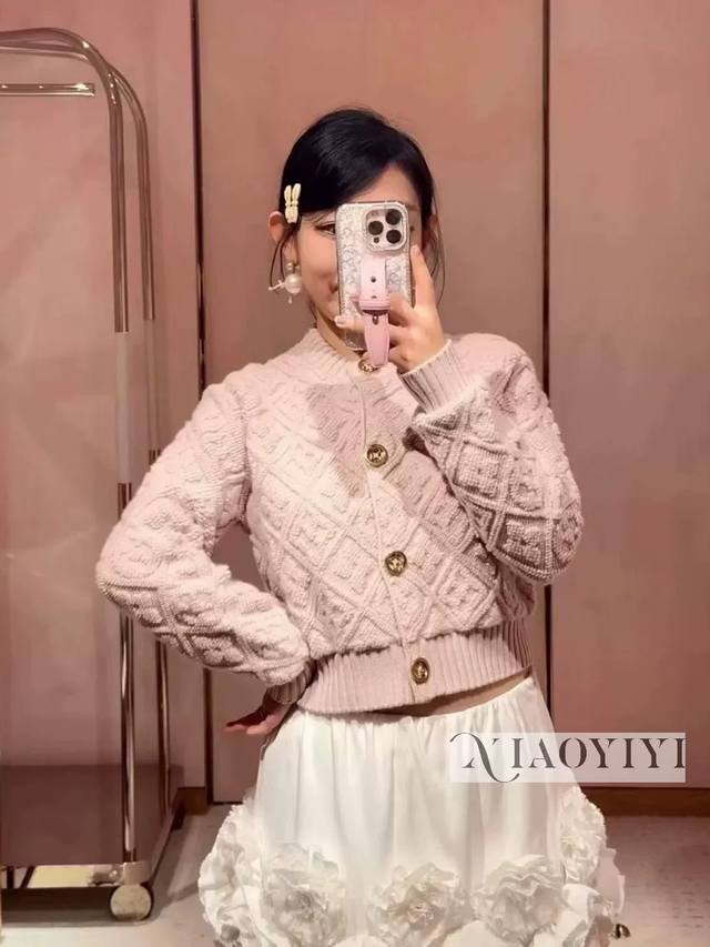 原版Ll.......2025秋冬新款时尚暗花立体提花针织开衫，白富美必入减龄少女风单品，定制特殊五金纽扣设计 版型百搭不挑人怎么搭都好看，软软糯糯可爱又帅气，