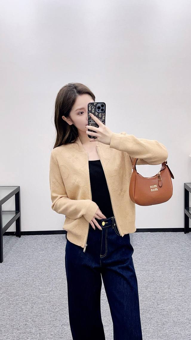 原版Ll ......2025秋冬新款时尚提花字母针织外套，定制进口羊毛材质 质感上乘 立领拉链开衫剪裁 穿脱便利防风御寒 整体造型高级挺括 通体字母提花徽标图