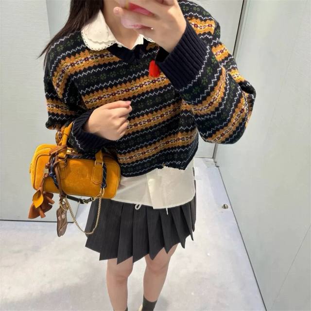 原版M Mm.....2025秋冬新款时尚撞色条纹V领雪花长袖毛衣，定制羊毛针织材质 密度细针织造 清晰毛感肌理 舒适亲肤 落肩剪裁优雅知性 包边以螺形条纹收紧