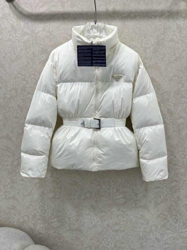 Prad*25新款立领皮带束腰羽绒外套 不挑个子的中长款立体剪裁 搭扣松紧收腰版型 上身时髦又帅气 秋冬必备街头风叠搭保暖单品 经典Logo三角标装饰 国标90