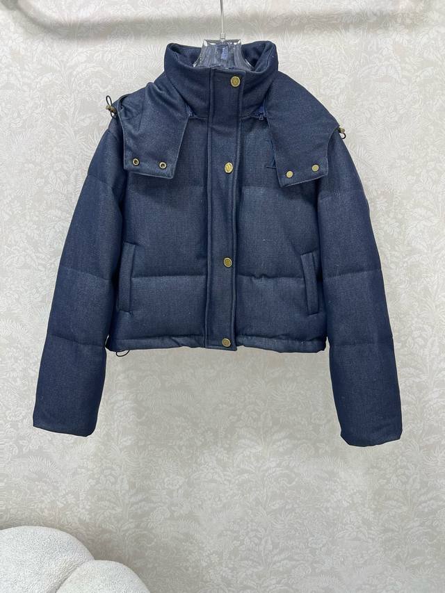 Louis Vuitt*N25新款羽绒服 90白鸭绒丹宁牛仔面料 可拆卸连帽设计 胸前后背Logo刺绣 打造视觉层次感 穿出利落又帅气十足的造型感 自带复古的时