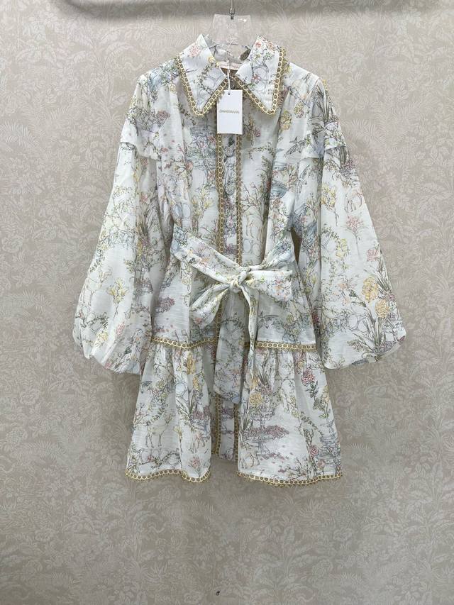 Zimmerman*兹 默曼 25新款重工拼接金线蕾丝花边翻领灯笼袖连衣裙 短款 小翻领和灯笼袖设计 前襟单排扣定制钻饰五金 超吸睛让人眼前一亮 袖口泡泡袖 配