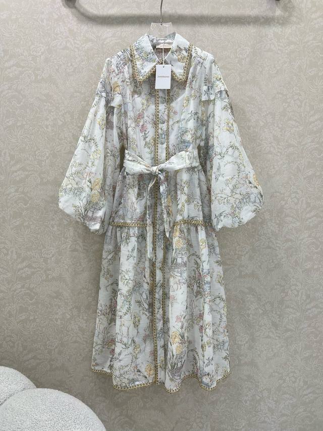 Zimmerman*兹 默曼 25新款重工拼接金线蕾丝花边翻领灯笼袖连衣裙 长款 小翻领和灯笼袖设计 前襟单排扣定制钻饰五金 超吸睛让人眼前一亮 袖口泡泡袖 配