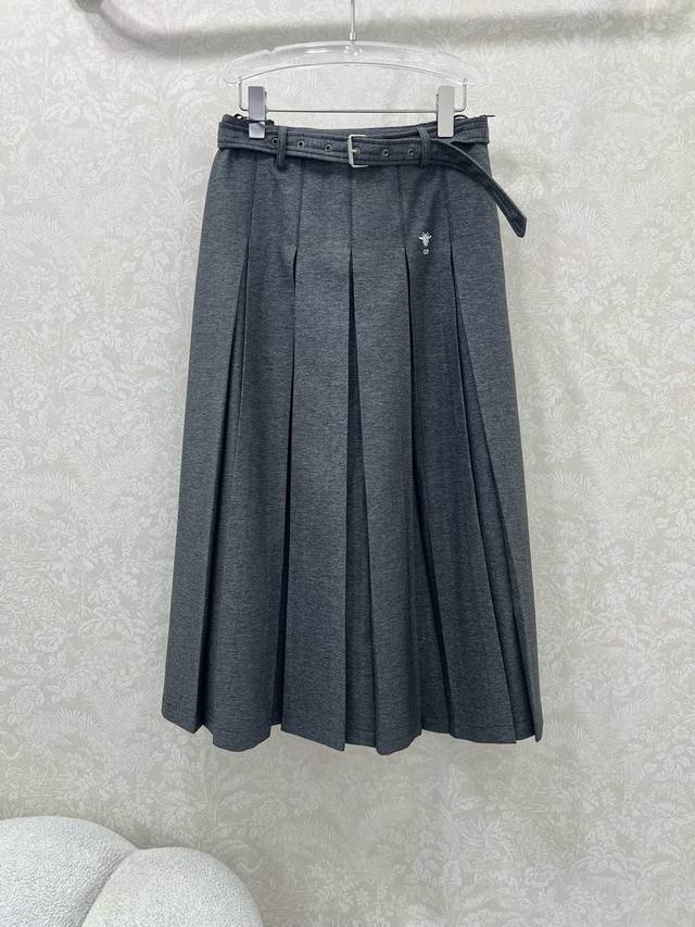 Dio* 25新款腰带复古压褶半裙 定制金属腰头腰带 裙身小蜜蜂刺绣低调奢华立体剪裁 精简线条感设计凸显小蛮腰 百褶高贵典雅又尽显温柔知性的气质 秒Get甜酷叛