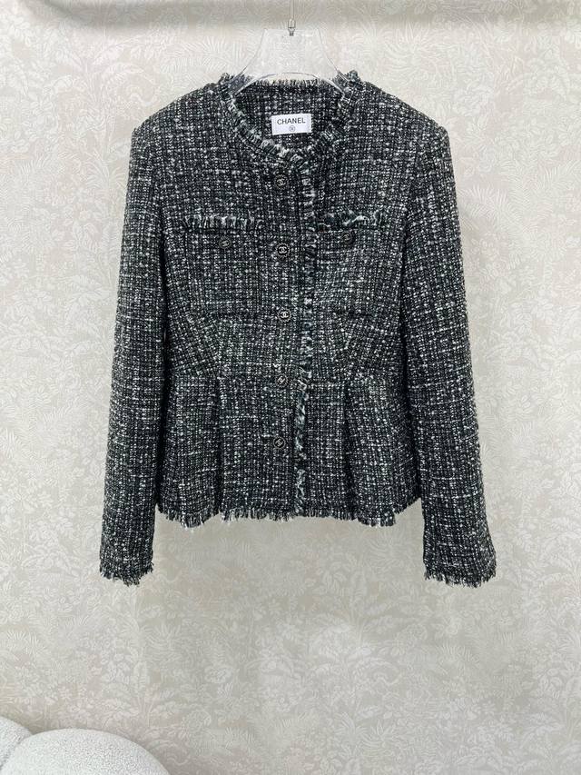 Chan*L25新款圆领收腰流苏边外套 进口粗纺羊毛呢材质 收腰下摆压褶的设计质感高级 品相十足 圆领洋装外套版型 更显身姿纤细挺拔 定制双C五金 通体再以银丝