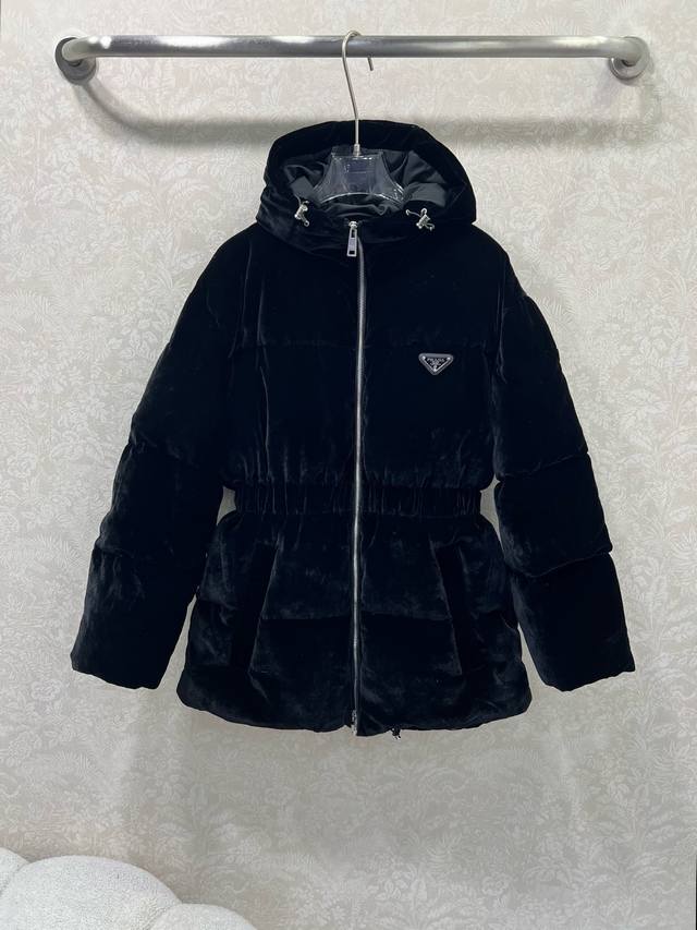 Prad*25秋冬连帽收腰丝绒羽绒服 定制Yb进口真丝丝绒材质 折射典雅光泽 是传统普通丝绒达不到的高度 不沾灰且丝滑光泽 质感高级不廉价 白鹅绒填充内里 整件