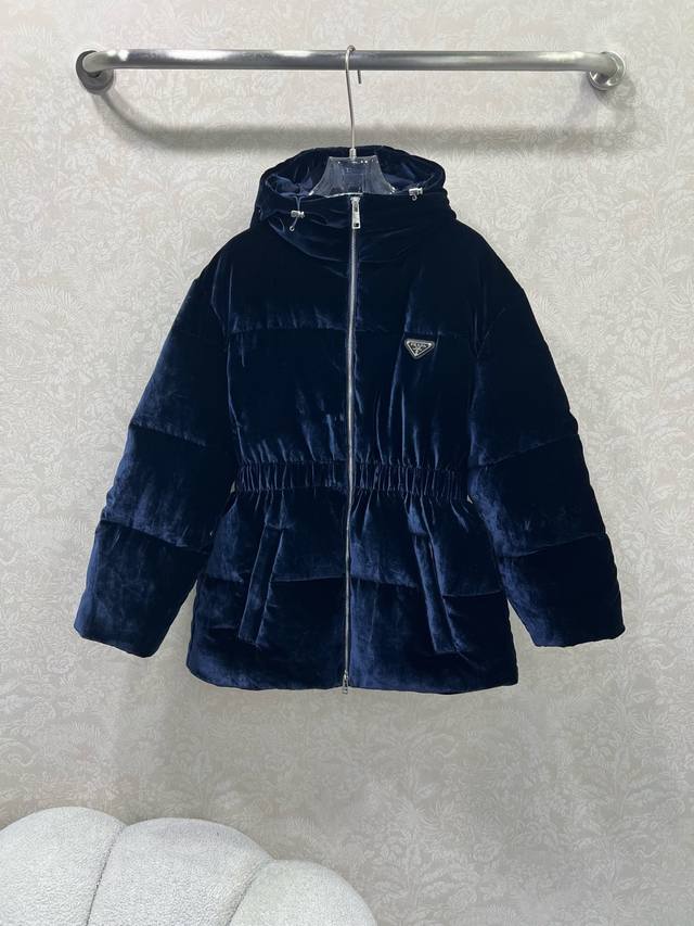Prad*25秋冬连帽收腰丝绒羽绒服 定制Yb进口真丝丝绒材质 折射典雅光泽 是传统普通丝绒达不到的高度 不沾灰且丝滑光泽 质感高级不廉价 白鹅绒填充内里 整件