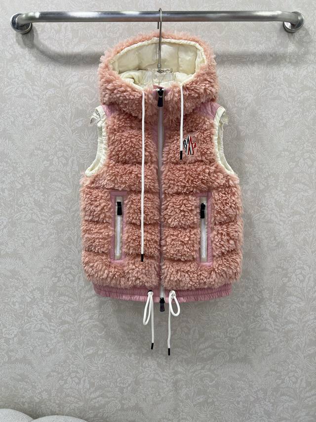 Moncle*25新款滑雪系列仿羊羔毛羽绒马甲，定制环保泰迪绒毛毛面料软糯细腻，气质双拉链抽绳下摆设计！减龄少女风穿搭，90白鹅绒羽绒填充轻盈保暖面料，经典版型