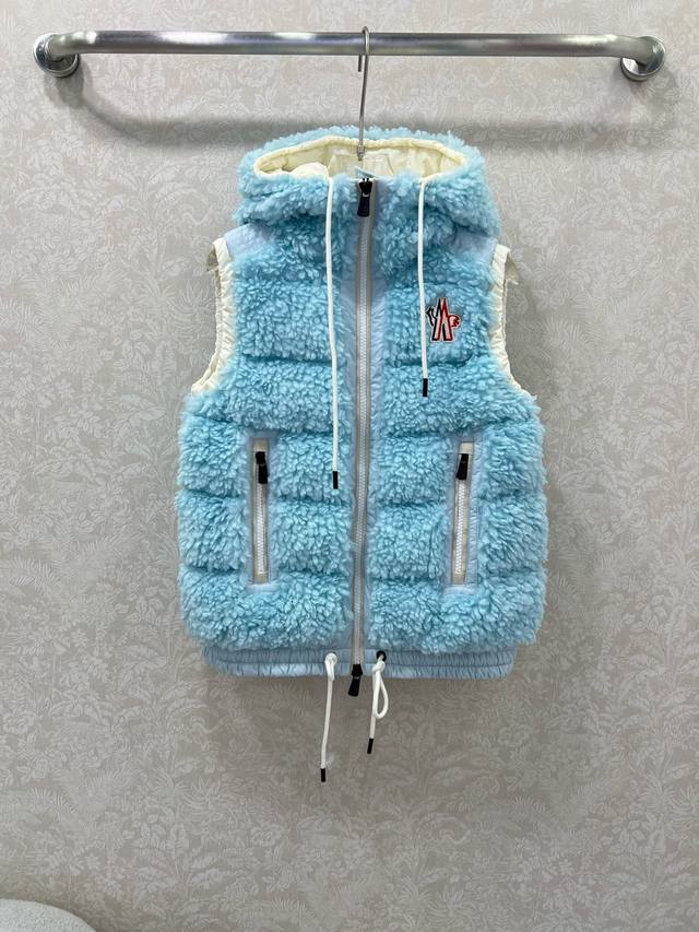 Moncle*25新款滑雪系列仿羊羔毛羽绒马甲，定制环保泰迪绒毛毛面料软糯细腻，气质双拉链抽绳下摆设计！减龄少女风穿搭，90白鹅绒羽绒填充轻盈保暖面料，经典版型