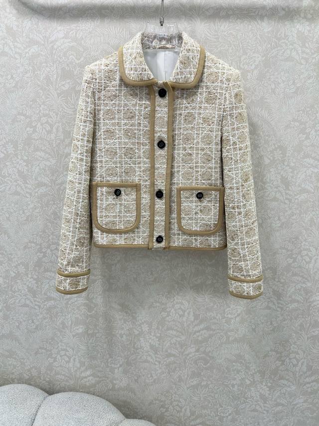 Dio*25新款藤格纹翻领洋装外套 马卡龙配色出货啦！绝美的藕粉跟金色 定制Yb进口粗纺毛呢材质 高级品相 正肩垫肩版型设计贴合身形 前襟领口饰以白色捆边细节处