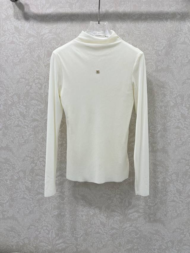 Chan*L25新款网纱打底 微微堆领打底上衣 胸前双C小金属装饰 网纱面料柔软亲肤 前片双层不走光 精致且优雅收腰版型剪裁！上身修饰体型显瘦洋气财阀千金气质单