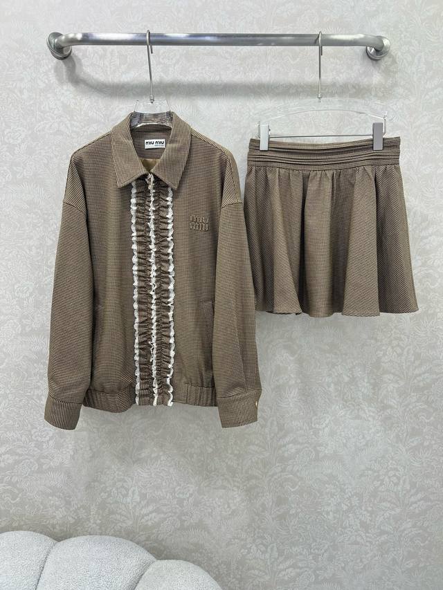Miumi*25秋冬新款Miu系少女穿搭套裙 知性分子学院风落肩夹克外套百褶短裙的组合 细黄格复古风胸前拼接蕾丝设计甜酷兼备减龄穿搭。金属扣装饰帅气又时髦的男女