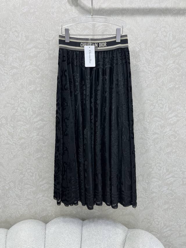 Dio*25新款织带蕾丝半裙 定制Yb进口蕾丝植绒材质 质感光泽 舒适养肤 腰间标志性字母织带调节装饰 彰显品牌调性 通体蕾丝面料点缀植绒绣花设计 配合下摆外扩