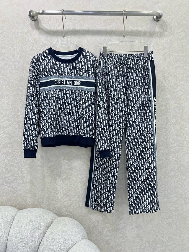 Dio*25新款休闲运动套装 整套出售 圆领长袖套头阔腿长裤的组合 上衣裤子均以D字母老花Logo印花 上衣经典字母横条 真的太美腻啦~~休闲复古又时髦 简约的