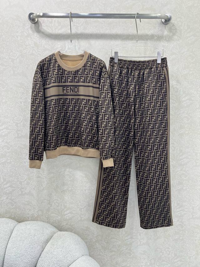 Fend*25新款休闲运动套装 整套出售 圆领长袖套头阔腿长裤的组合 整体均以双F字母老花Logo印花 上衣经典字母横条 真的太美腻啦~~休闲复古又时髦 简约的