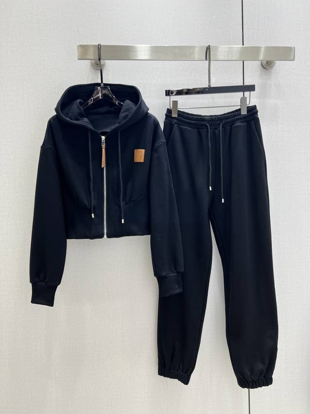 强烈推荐 Loe*2025早秋新款 连帽皮牌外套束脚长裤套装 上身显瘦又提升时髦度，复古优雅气质单品。衣橱必备！做工品质看细节。2个色 S-M-L码 高品质