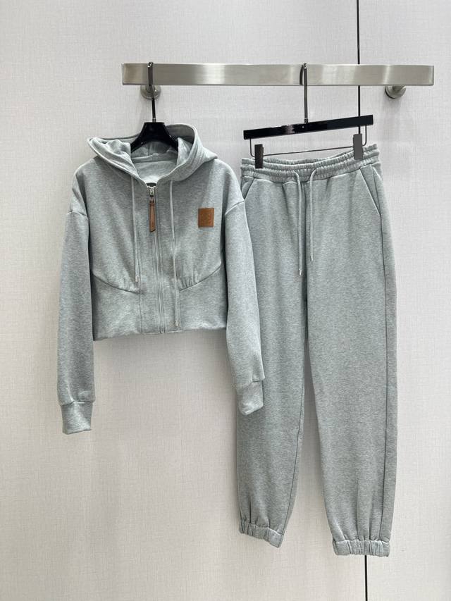 强烈推荐 Loe*2025早秋新款 连帽皮牌外套束脚长裤套装 上身显瘦又提升时髦度，复古优雅气质单品。衣橱必备！做工品质看细节。2个色 S-M-L码 高品质