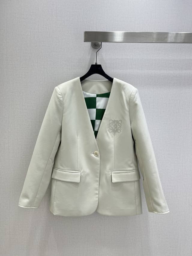 强烈推荐 Loe 2025秋冬新款撞色绣口刺绣西装外套！时髦炸街C位拿捏！让你无法拒绝的高级感出入重要场合不失格调！2个色 S- M- L码