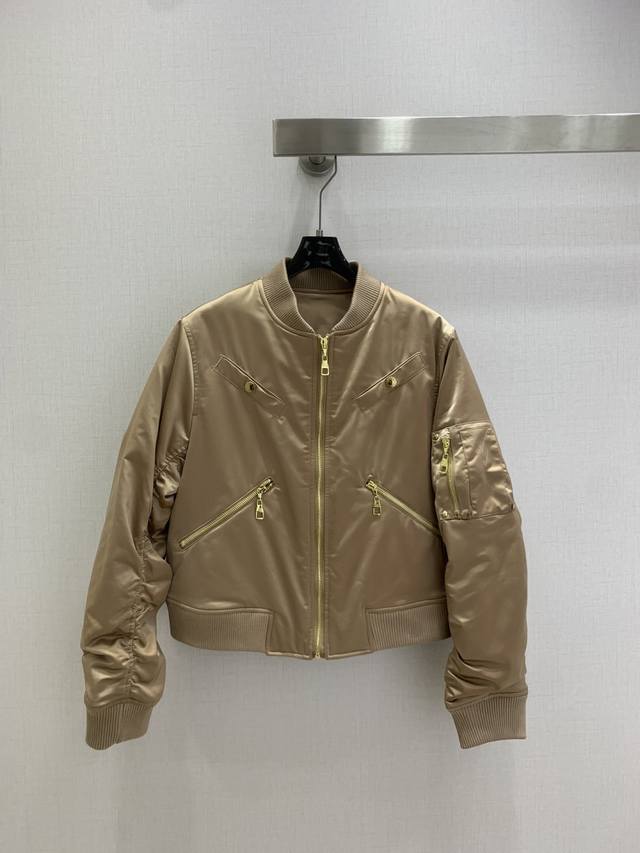 强烈推荐 Lv* 2025秋冬新款夹克外套 螺纹拼接设计 金属拉链 上身板板正正特别赞搭配的风格也很通 精致高级定制 富有肌理感的面料质感超赞 上身酷帅减龄时髦