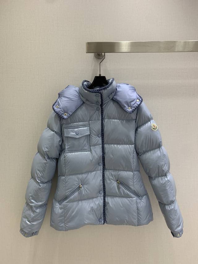 强烈推荐 Mon*2025秋冬新款 可拆卸帽羽绒外套 鹅绒 整体保暖效果拉满，独特设计款羽绒服 休闲时尚，经典Logo完美点缀 2个色 1-2-3-4码 高品质