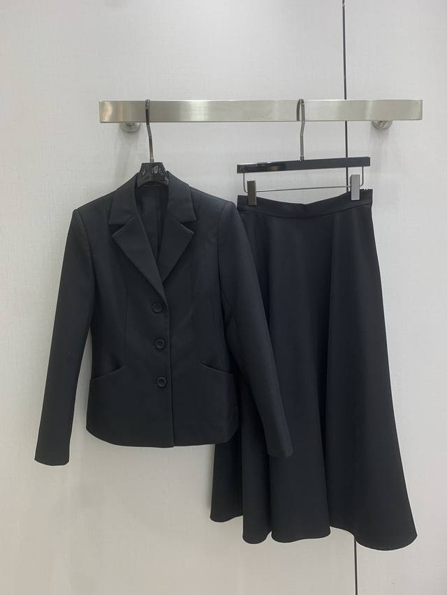 强烈推荐 Dio*2025秋冬新款 翻领修身西装外套简约西装长半裙 分开批 定制Yb进口人棉材质，质感光泽高级，垂顺有型，正肩修身西装剪裁，外套枪驳领搭配胸前腰