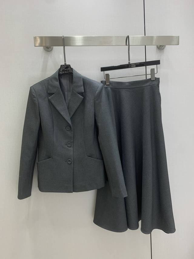 强烈推荐 Dio*2025秋冬新款 翻领修身西装外套简约西装长半裙 分开批 定制Yb进口人棉材质，质感光泽高级，垂顺有型，正肩修身西装剪裁，外套枪驳领搭配胸前腰