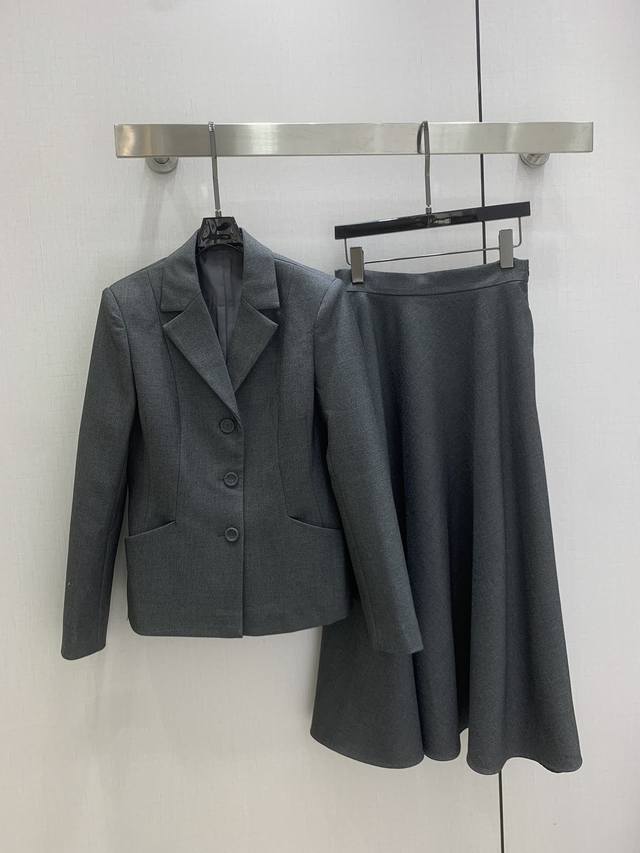 强烈推荐 Dio*2025秋冬新款 翻领修身西装外套简约西装长半裙 分开批 定制Yb进口人棉材质，质感光泽高级，垂顺有型，正肩修身西装剪裁，外套枪驳领搭配胸前腰