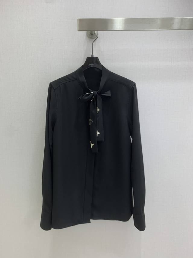 强烈推荐 Lv*2025秋冬新款 金扣系带衬衫 复古时髦 低调气质又奢华高级！版型百搭不挑人，定制科技面料 做工品质看细节。白富美必入 1个色 S-M-L-Xl