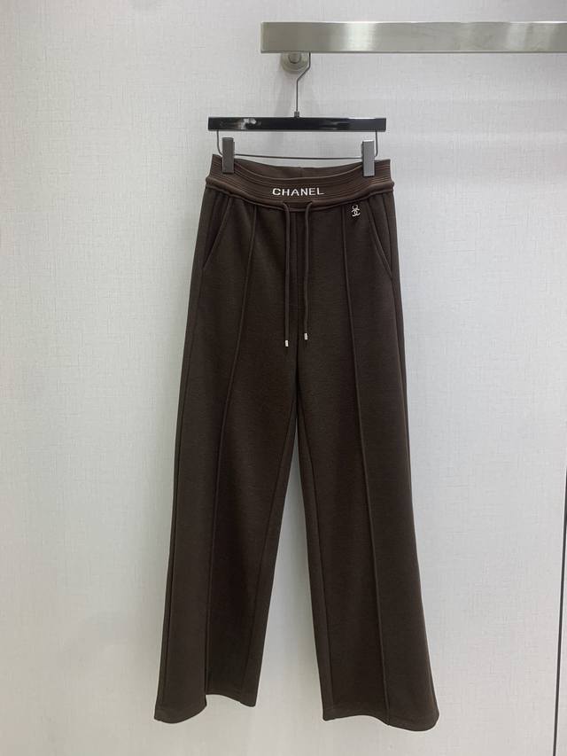 强烈推荐 Cha*2025秋冬新款 线条织带抽绳长裤 两色都很优秀 不挑剔身形要求 上身板板正正特别赞！搭配的风格也很通吃 精致高级定制 富有肌理感的面料质感超