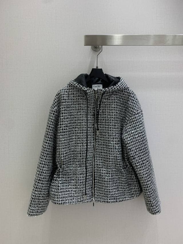 强烈推荐 Cha*2025秋冬新款 连帽粗纺拉毛外套 小香风法式 一眼就爱上了，版型设计能很好的修饰颈部线条，上身气质立马提升，定制拉链扣，版型上身巨好看，颜色