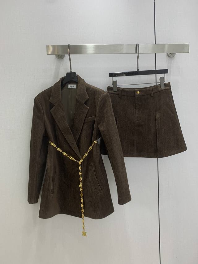 强烈推荐 Cel*2025秋冬新款 西装链条压褶半裙套装 经典又有型 自带气场 面料质感很奈斯 时髦又高级 颜色超级正 上身显白又显瘦 自带酷帅感的系列 走路都