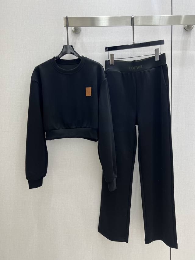 强烈推荐 Loe*2025早秋新款 空气层皮牌套装 低调奢华立体剪裁 精简线条感设计 高贵典雅又尽显温柔知性的气质 进口特殊材质 微弹柔软舒适 收到手会很惊艳