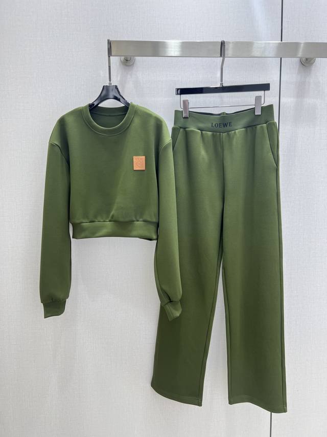 强烈推荐 Loe*2025早秋新款 空气层皮牌套装 低调奢华立体剪裁 精简线条感设计 高贵典雅又尽显温柔知性的气质 进口特殊材质 微弹柔软舒适 收到手会很惊艳