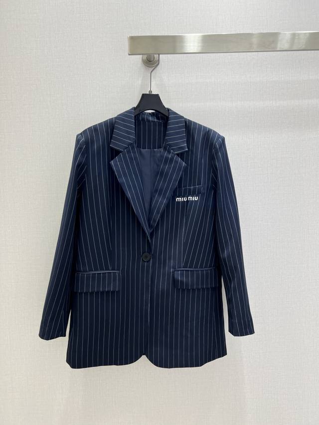 强烈推荐 Miu*2025早秋新款 条纹西装长袖外套 简洁大气的西装外套 非常高级的进口质地 仔细看细节 上身非常飒 干净有品 提气质~~完全按照高定成衣水准