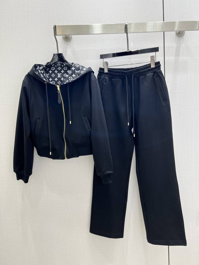 强烈推荐 Lv*2025早秋新款 连帽抽绳长裤套装 外套双面可穿 印花效果 Vintage帅气 中古风，显瘦又提升时髦度，复古优雅气质单品。衣橱必备！做工品质看