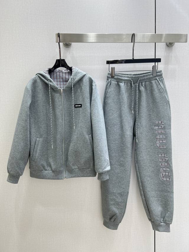 强烈推荐 Miu*2025早秋新款 连帽抽绳长裤套装 外套双面可穿 印花效果 Vintage帅气 中古风，显瘦又提升时髦度，复古优雅气质单品。衣橱必备！做工品质