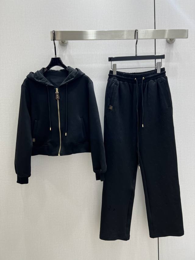 强烈推荐 Lv*2025早秋新款 压花连帽长裤套装 随性休闲的连帽外套 渲染出不动声色的高级感 整体剪裁宽松适度 溜肩都能穿出随性的慵懒感又酷又飒 1个色 S-