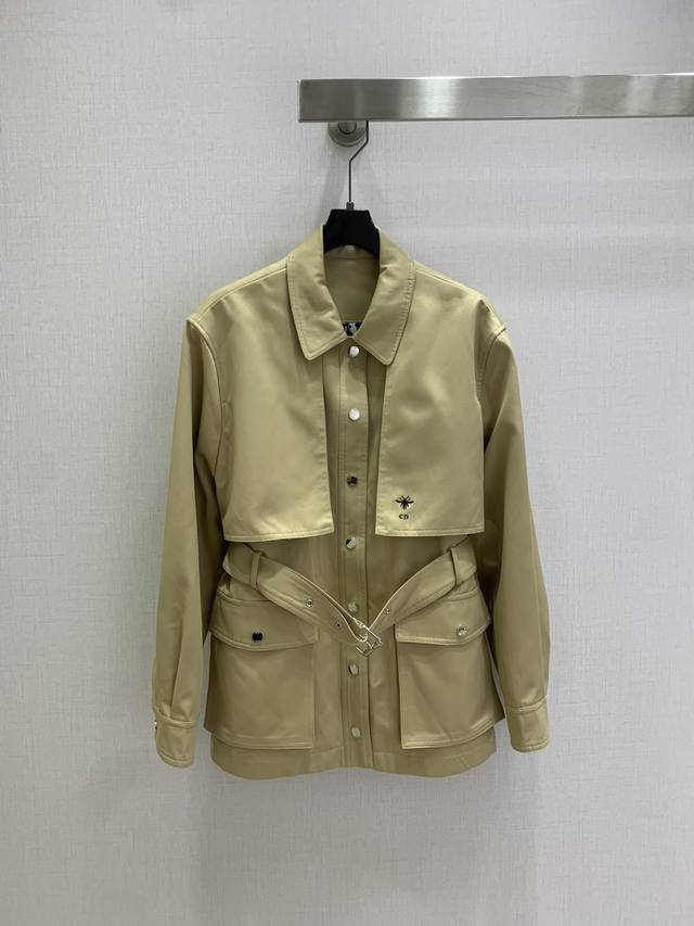 强烈推荐 Dio*2025早秋新款 翻领腰带风衣外套 英伦风气质 经典款设计 上身精致又干练得体，搭配起来随心应手！定制的进口面料挺括有型 满满的高级感。质感十